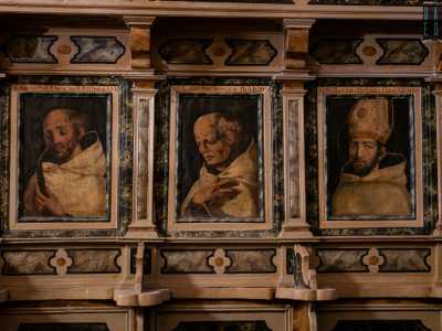 Opera di Nicola Gliri, fa sfoggio di s� con quindici sedute arricchite da spalliere dipinte con le immagini di frati, vescovi, martiri e santi